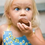 bimba-bionda-uovo-cioccolato