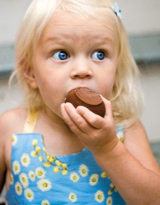 bimba-bionda-uovo-cioccolato
